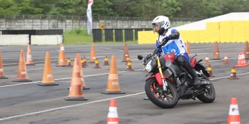 Cara Menikung yang Benar Saat Berkendara di Jalan