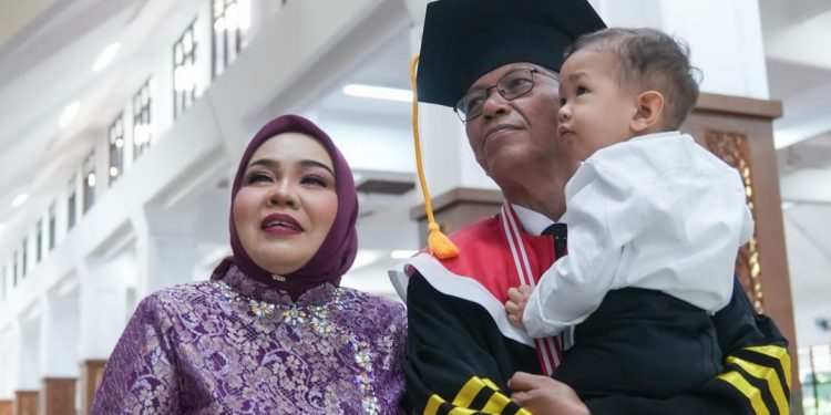 Amsakar Achmad Raih Gelar Doktor Ilmu Pemerintahan di IPDN untuk Kontribusi Terbaik Batam