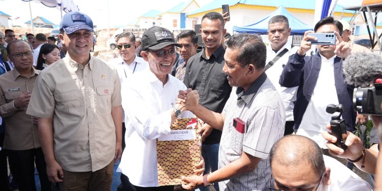 Kepala BP Batam Dampingi Menteri Transmigrasi Serahkan 94 SHM ke Warga Rempang